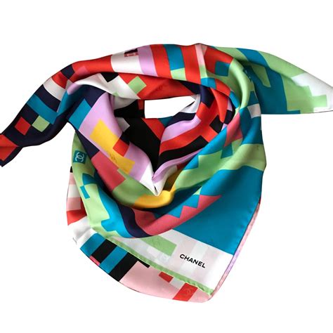 Foulard en soie multicolore .